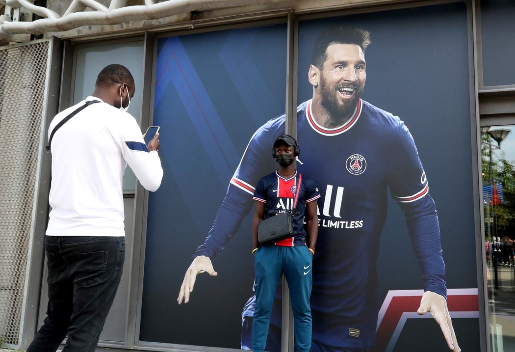 Podobizna Lionela Messiho je nyní téměř na každém místě okolo stadionu PSG