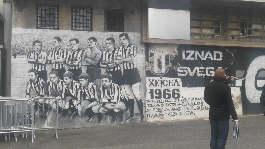 Vnější stěny stadionu Partizanu Bělehrad, klubu, který má velmi hlučné a agresivní fanoušky