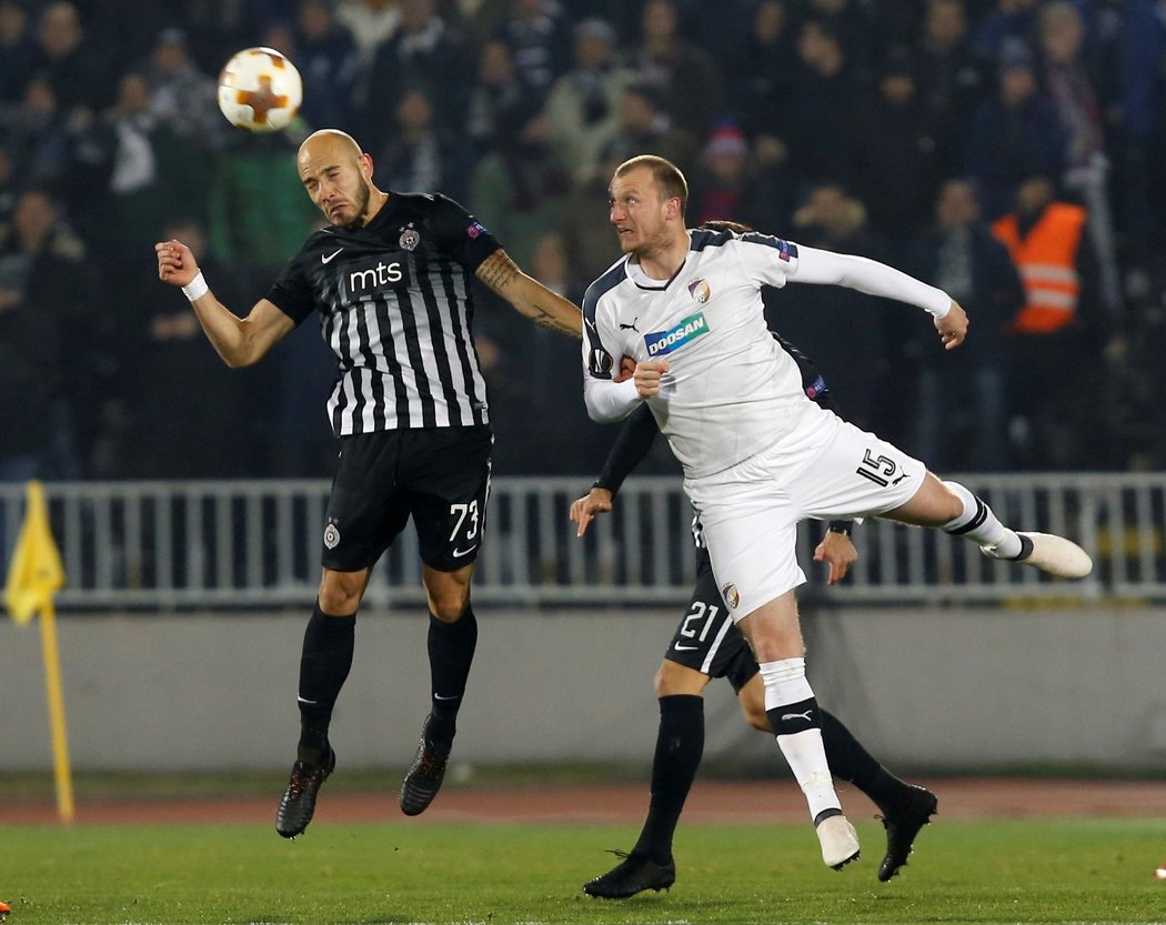 Michael Krmenčík (vpravo) v souboji s Nemanjou Miletičem z Partizanu