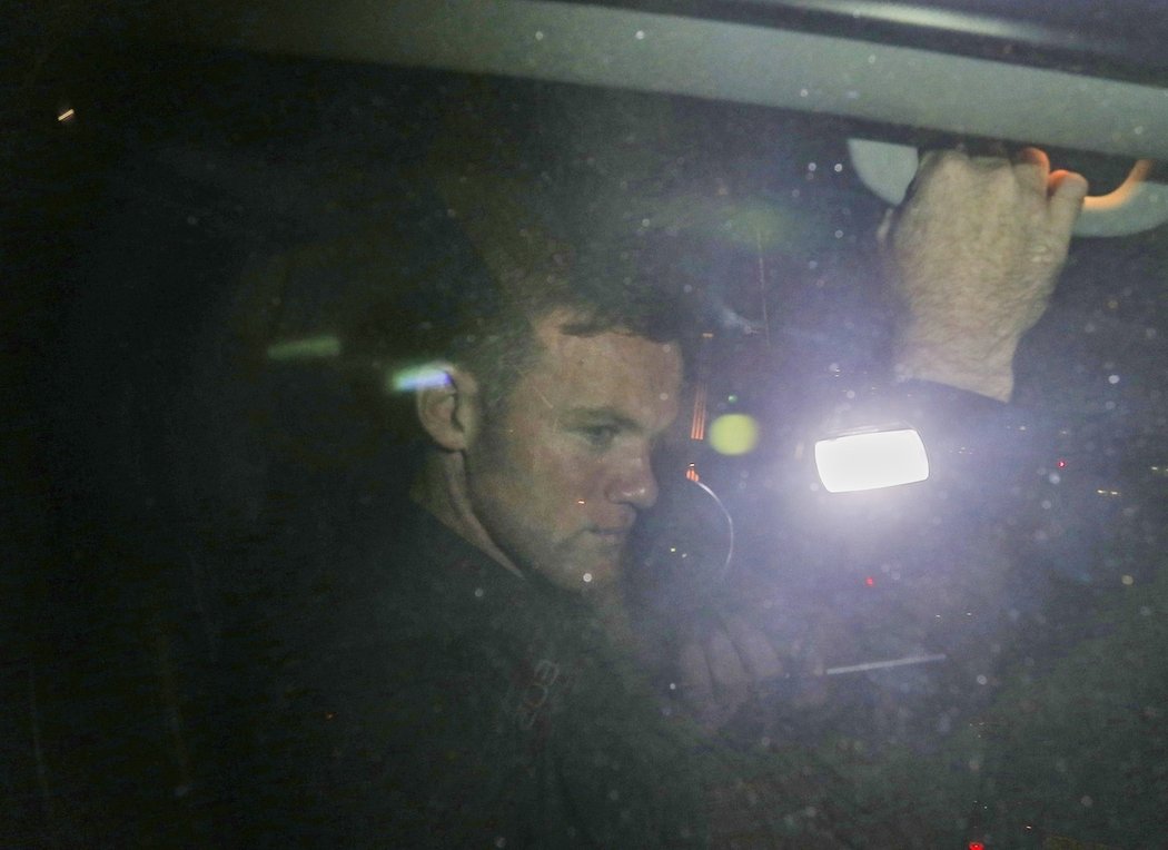 Wayne Rooney odjíždí z týmového večírku United
