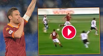 Patička lepší než od Messiho! Geniální Totti předvedl skvělý trik