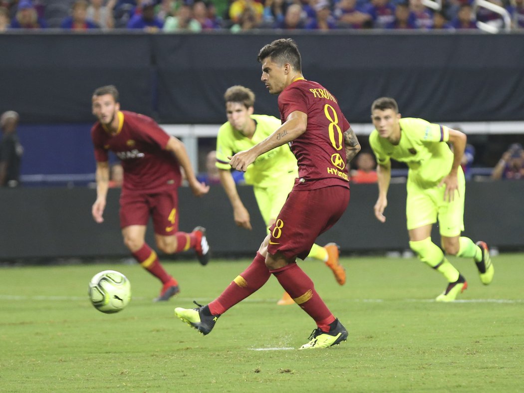 Diego Perotti nařízenou penaltu bezpečně proměnil a AS Řím porazilo Barcelonu 4:2.