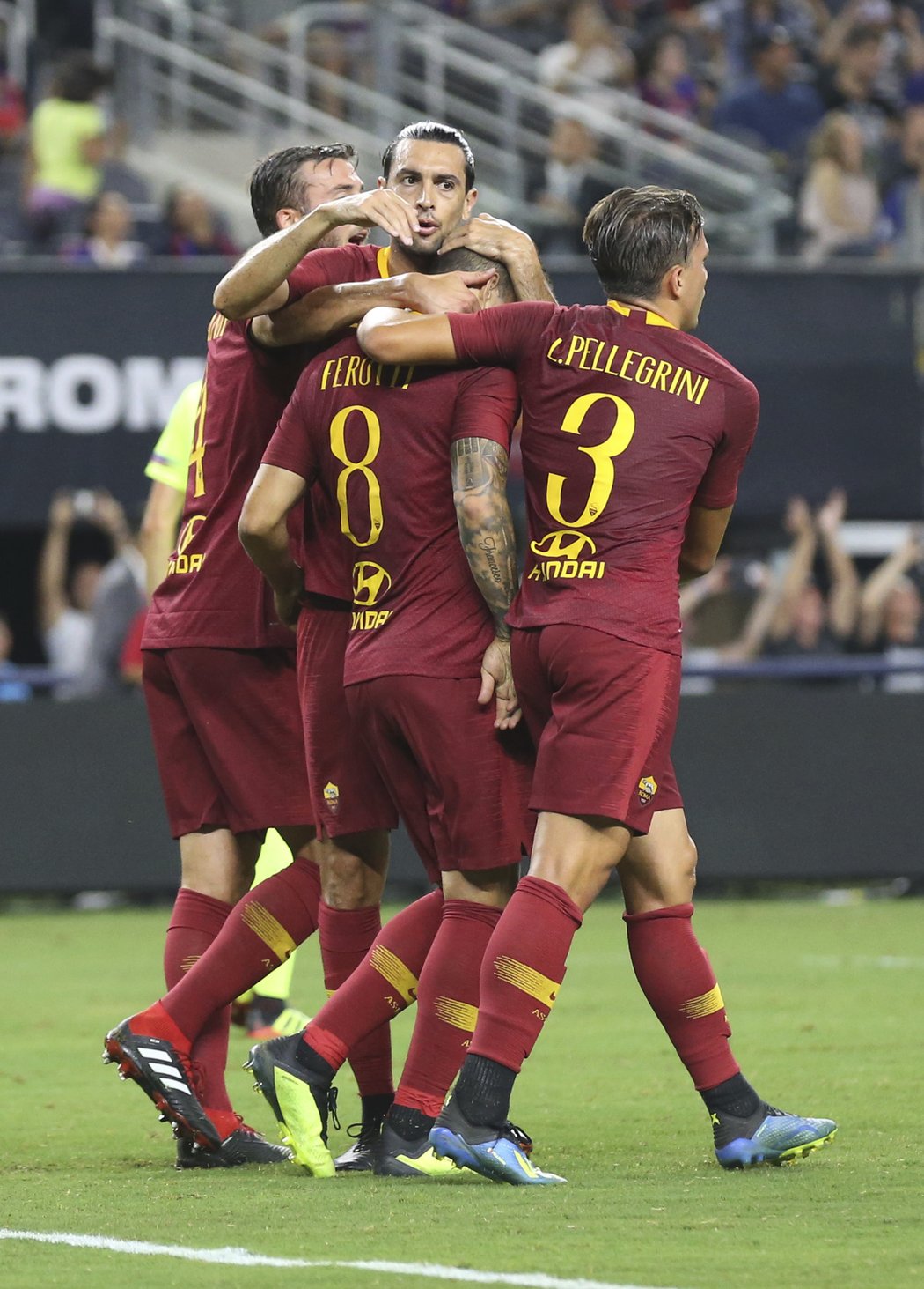 Fotbalisté AS Řím slaví výhru nad Barcelonou 4:2.