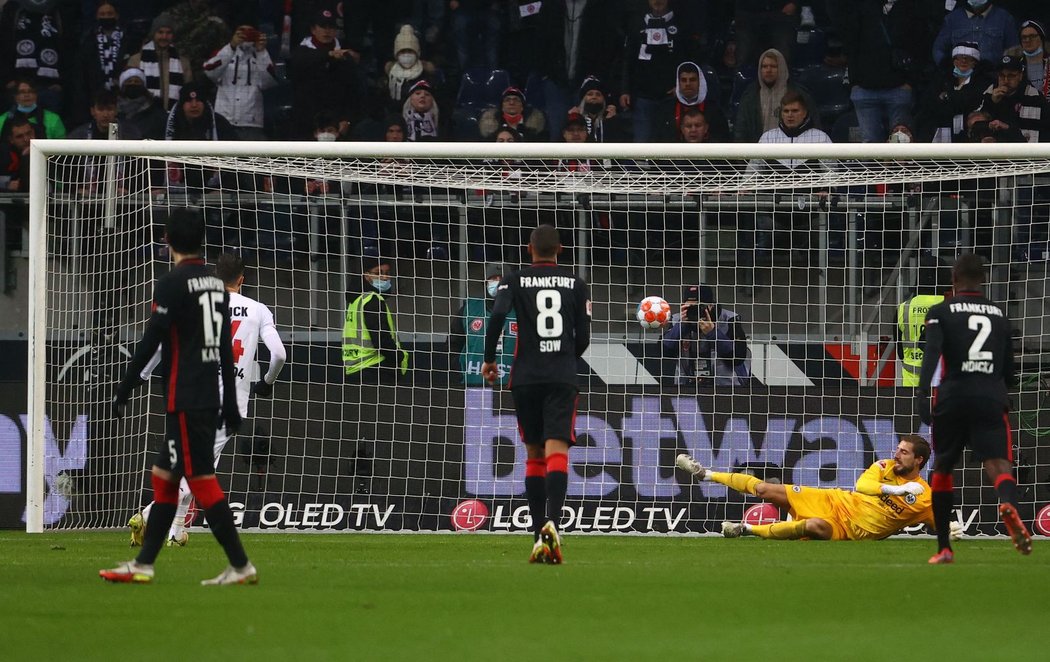 Patrik Schick vstřelil v bundeslize dva góly, ale Leverkusen vysoko prohrál