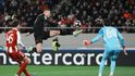 Český útočník Patrik Schick v duelu s Olympiakosem