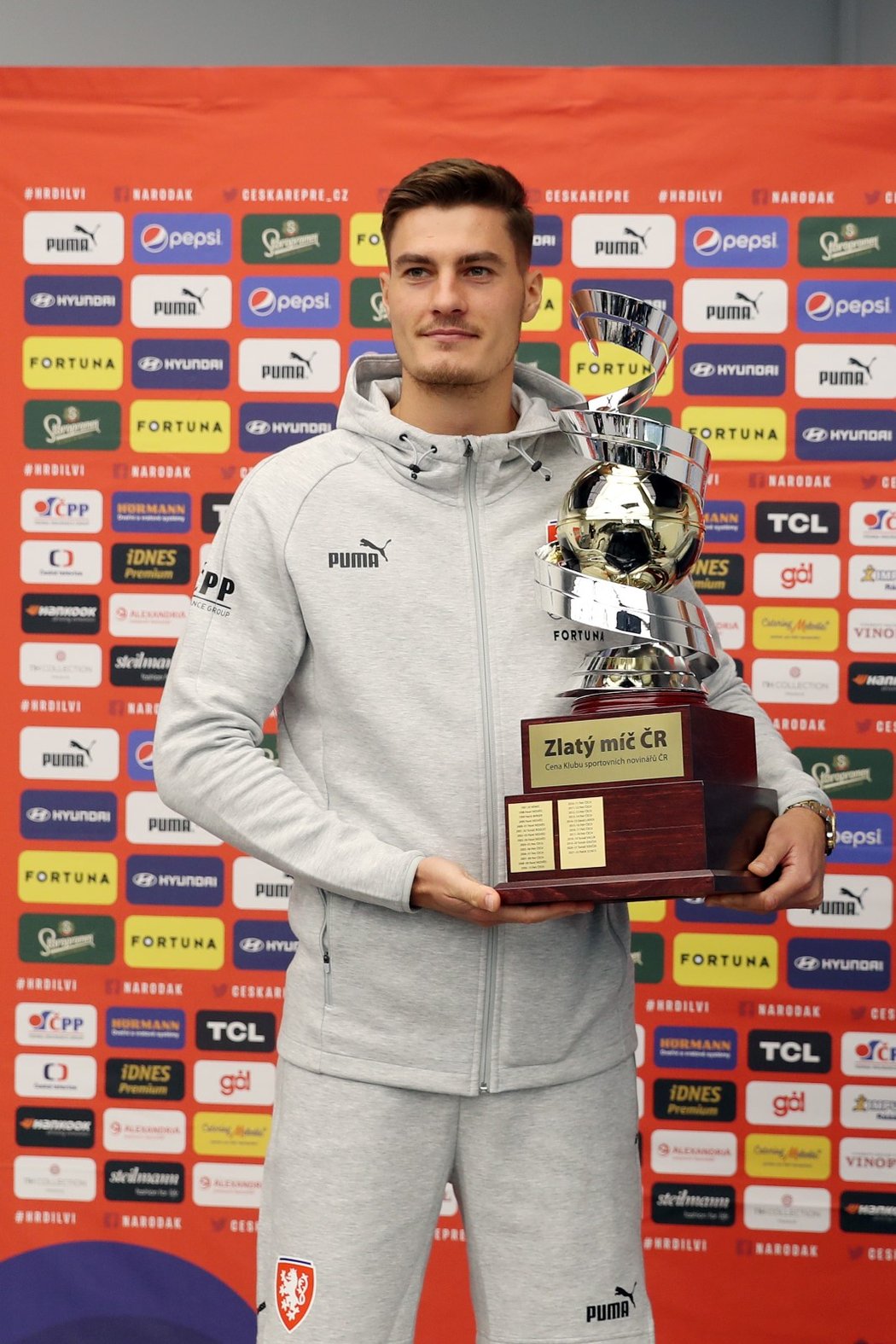 Fotbalový útočník Patrik Schick se Zlatým míčem ČR