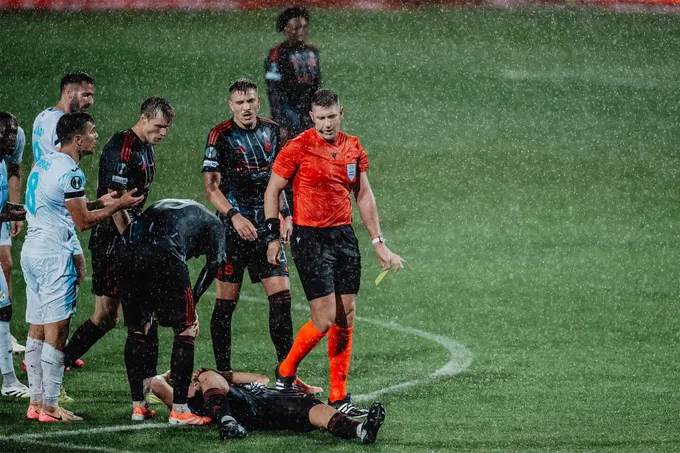 Vydra předvedl akci jako z plážového fotbalu: Ve čtvrtek se vůbec nemělo hrát Vydra předvedl akci jako z plážového fotbalu: Ve čtvrtek se vůbec nemělo hrát