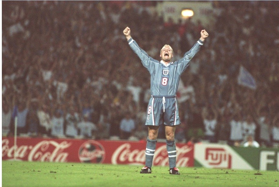 Rok 1996: Paul Gascoigne slaví penaltu proti Němcům.