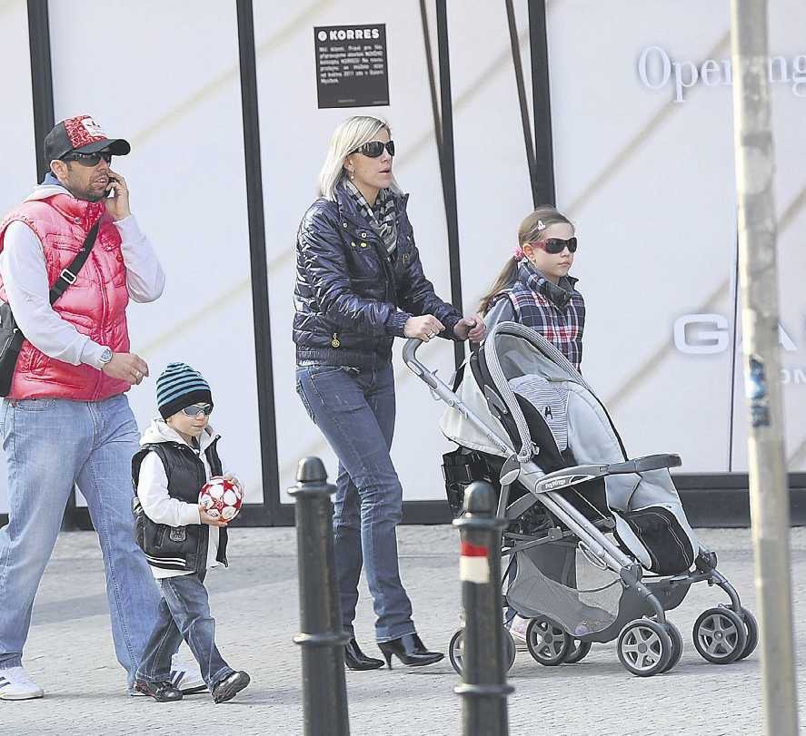 Pavel Horváth vyšel s rodinkou na procházku v růžovém outfitu