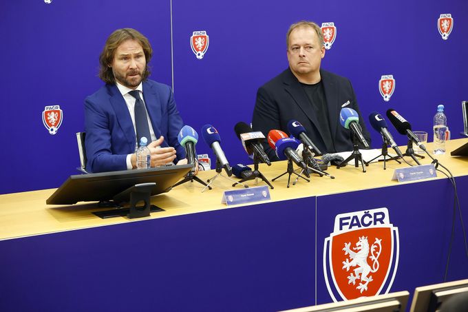 Neděláme fotbal, politikaříme. Co si o tom můžou myslet hráči? Jako poslední cestu vidím... Neděláme fotbal, politikaříme. Co si o tom můžou myslet hráči? Jako poslední cestu vidím...