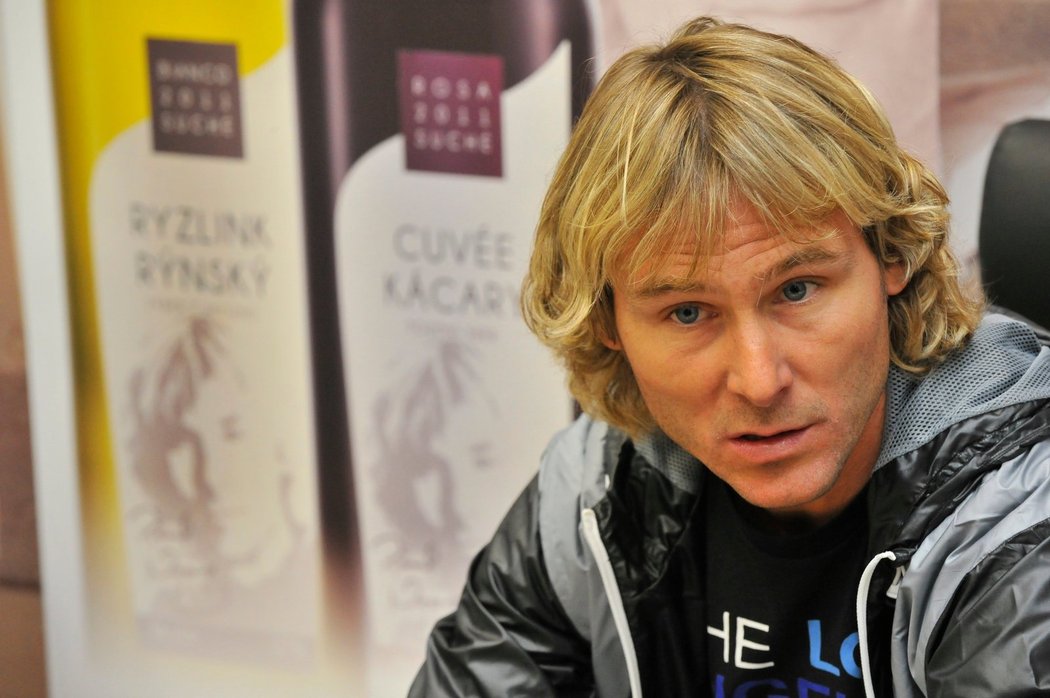 Pavel Nedvěd přijel na exhibici, ale neunikl ani otázkám na fotbalovou aféru