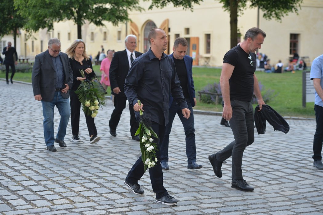 Zdeněk Svoboda, Ivo Ulich a Jaromír Blažek přicházejí na pohřeb Pavla Pergla