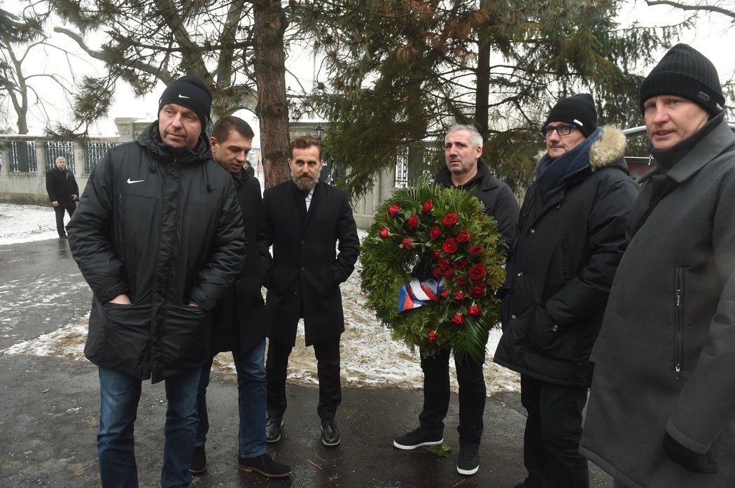 Smuteční rozloučení se zesnulým brankářem Pavlem Srníčkem: (zleva) Miroslav Kadlec, Pavel Kuka, Karel Poborský, Ladislav Maier, Luboš Kubík a Radek Bejbl