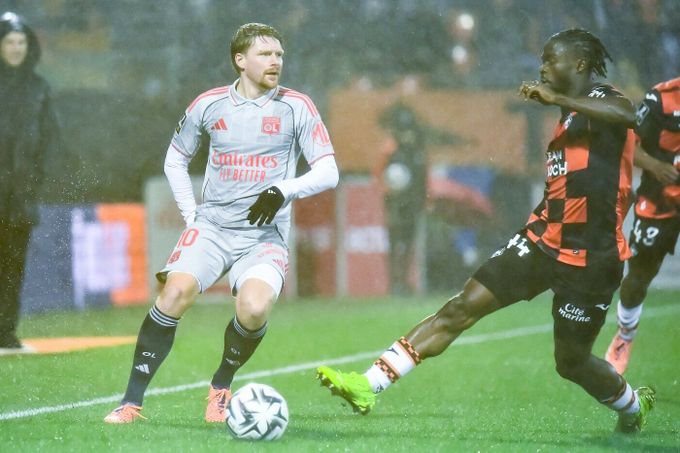 Lorient - Lyon 1:0. Prohra v deseti. Šulc hrál celý zápas, Karabec nedostal ani minutu Lorient - Lyon 1:0. Prohra v deseti. Šulc hrál celý zápas, Karabec nedostal ani minutu