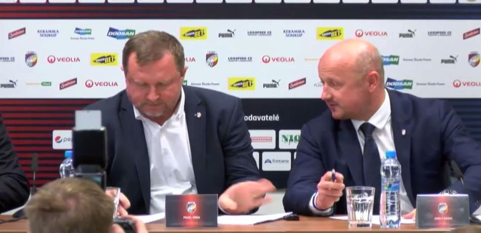 Pavel Vrba podepisuje s Adolfem Šádkem smlouvu ve Viktorii Plzeň