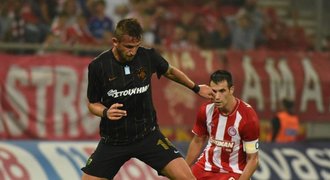 Dva hřebíky! Pekhart se dvakrát trefil hlavou a pomohl AEK k výhře 5:0