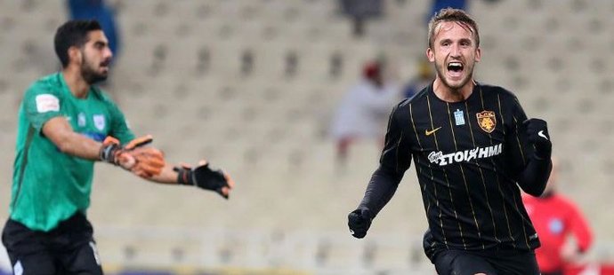 Český útočník Tomáš Pekhart se raduje z branky v dresu AEK Atény