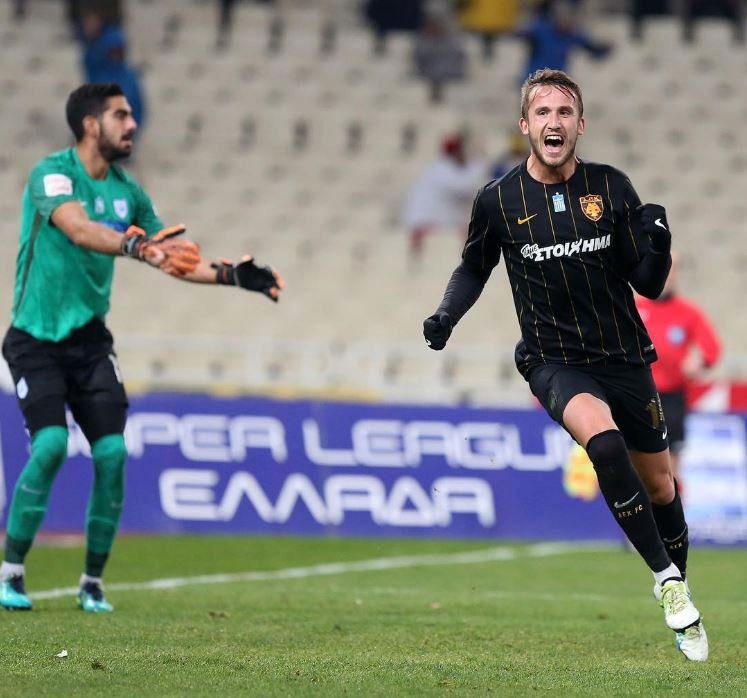 Český útočník Tomáš Pekhart se raduje z branky v dresu AEK Atény