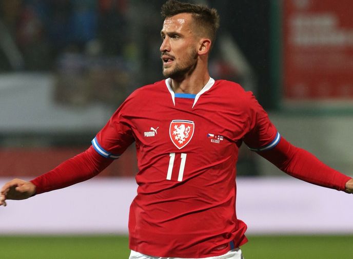 Český útočník Tomáš Pekhart v reprezentačním dresu během utkání v Turecku Český útočník Tomáš Pekhart v reprezentačním dresu během utkání v Turecku