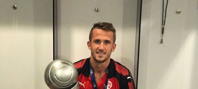 Český útočník Tomáš Pekhart s trofejí pro vítěze izraelského Superpoháru