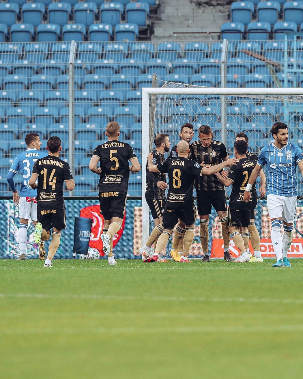 Legia Varšava zvítězila ve šlágru polské ligy na hřišti Lechu Poznaň 1:0, gólem rozhodl Tomáš Pekhart