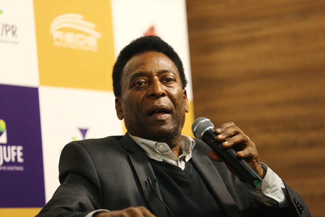 Legenda světového fotbalu Pelé byl zase převezen do nemocnice