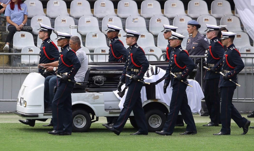 Pelého rakev už se přesouvá ze stadionu jeho bývalého klubu Santos