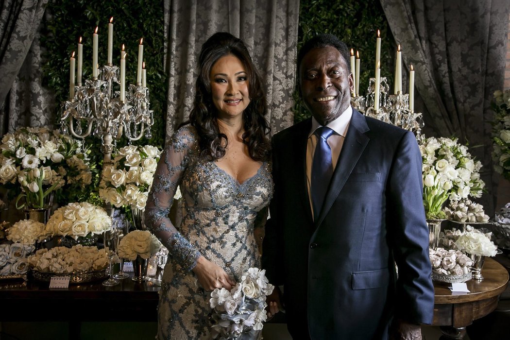 Pelé se před několika lety potřetí oženil, vzal si brazilskou podnikatelku Marciu Cibele Aoki