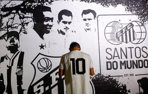 Lidé nejen v Brazílii smutní nad úmrtím fotbalového velikána Pelého