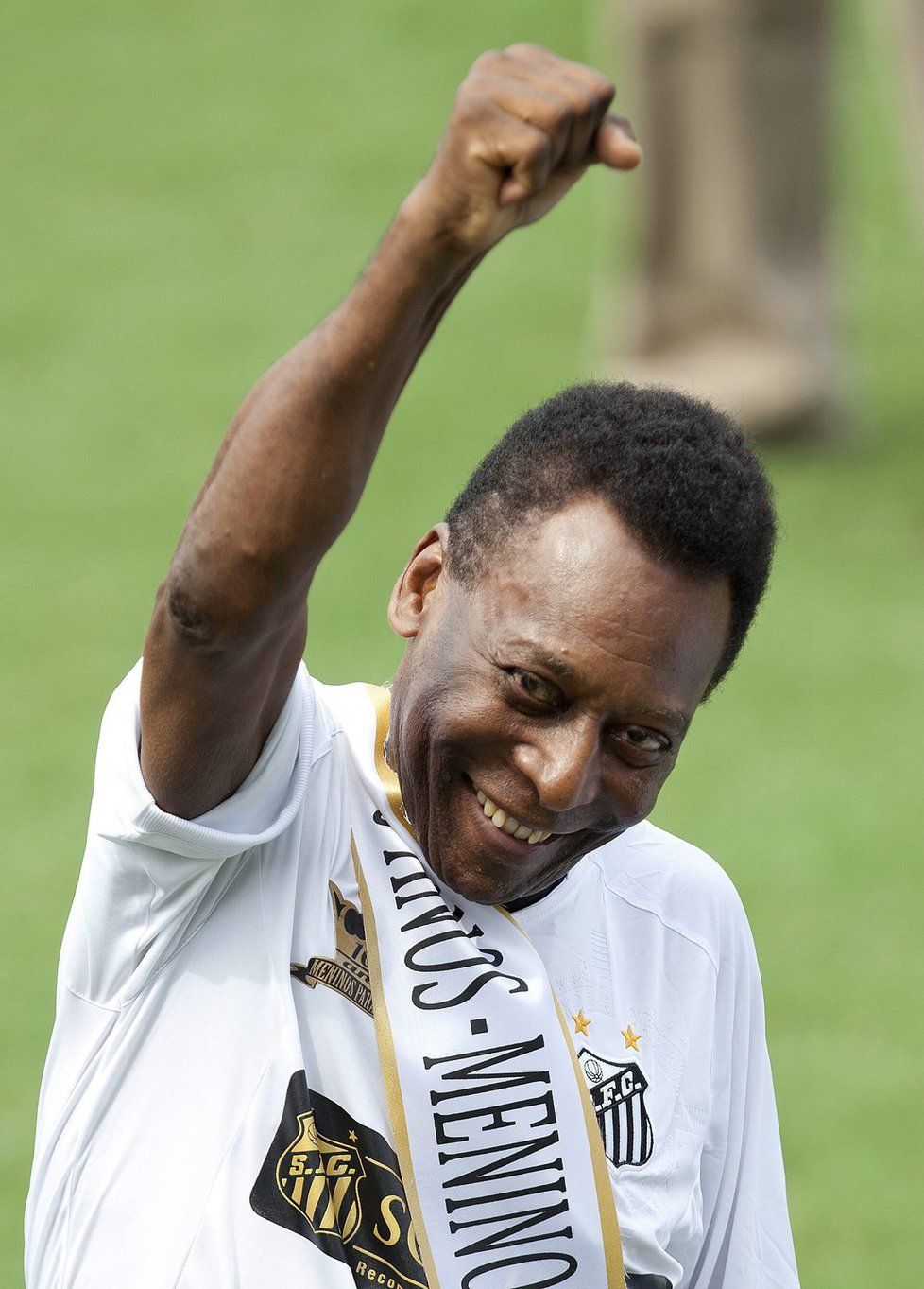 Fotbalový král minulého století Pelé se sice před fotografy usmíval, ale jinak trpěl velkmými bolestmi. Proto se podrobil operačnímu zákroku