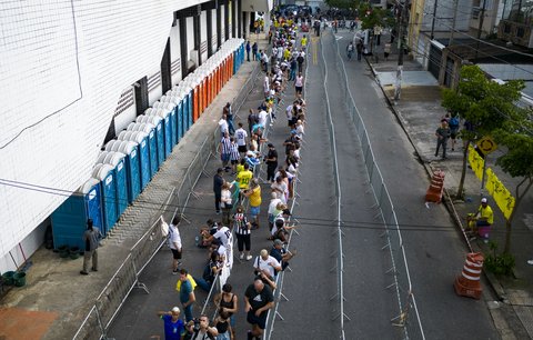 Před stadionem Vila Belmiro už se tvoří dlouhé fronty