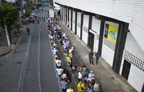 Před stadionem Vila Belmiro už se tvoří dlouhé fronty