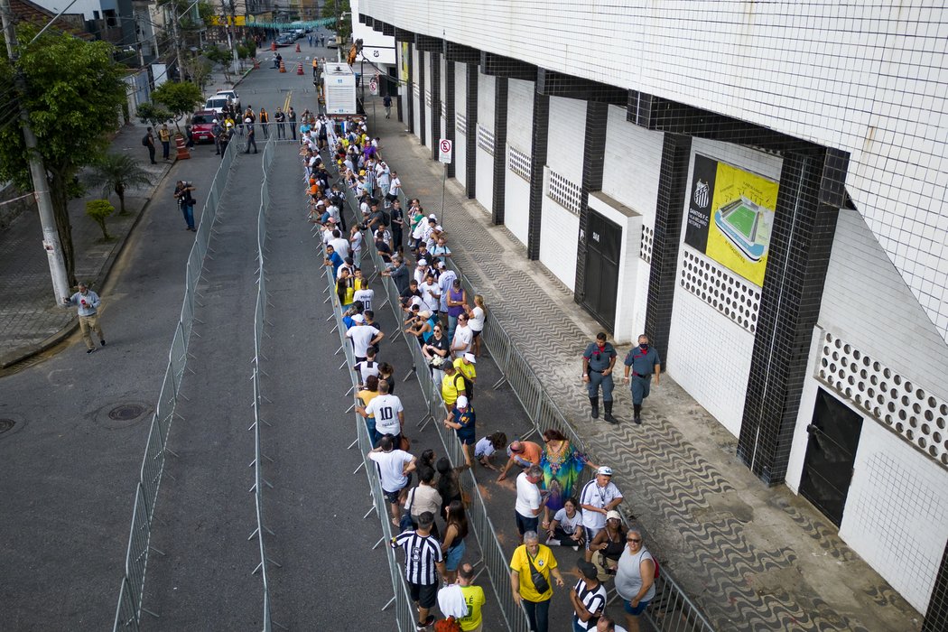 Před stadionem Vila Belmiro se tvoří dlouhé fronty