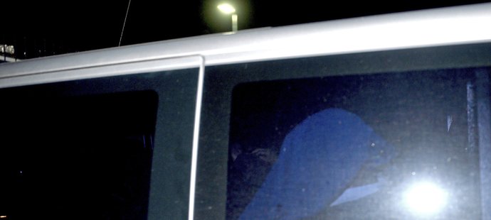 Policie krátce po půlnoci odváží Miroslava Peltu ze sídla FAČR. Hlavu měl překrytou modrým ručníkem.