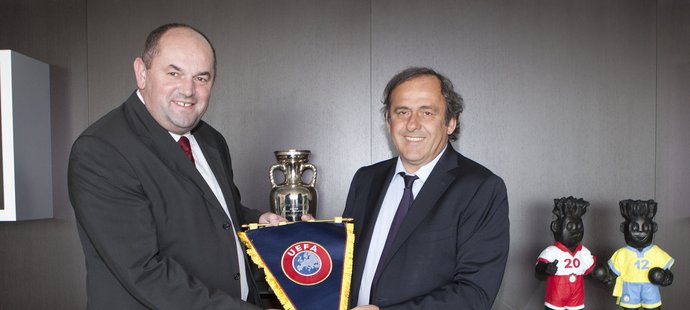 Předseda FAČR Miroslav Pelta s šéfem UEFA Michelem Platinim