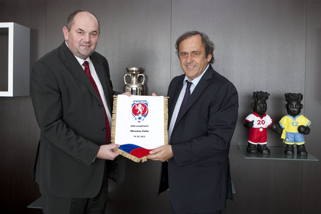 Předseda FAČR Miroslav Pelta s šéfem UEFA Michelem Platinim