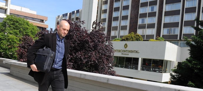 Šéfredaktor deníku Sport Lukáš Tomek se vydal za předsedou FAČR Peltou se šanonem, který obsahuje jména signatářů výzvy &#39;Dejme kmotrům červenou&#39;