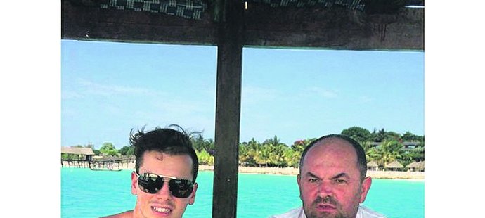 Šéf českého fotbalu Miroslav Pelta (vpravo) na dovolené se synem Adamem
