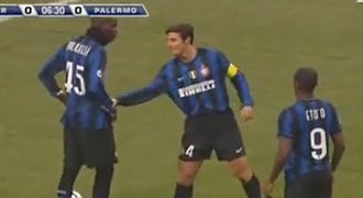 Zloděj penalt Balotelli. Zkusil to už v roce 2009 v Interu Milán