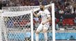 Francouzský útočník Karim Benzema se raduje z proměněné penalty proti Portugalsku