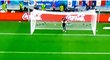 Portugalský stoper Pepe svému gólmanovi marně ukazoval, kam kopne penaltu Karim Benzema