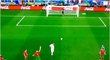 Portugalský stoper Pepe svému gólmanovi marně ukazoval, kam kopne penaltu Karim Benzema