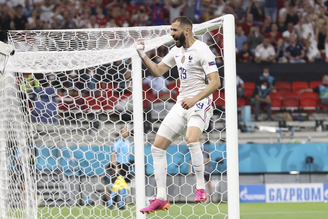 Francouzský útočník Karim Benzema se raduje z proměněné penalty proti Portugalsku