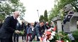 Ivan Bican  pokládá květiny na hrob svého otce, kterého FAČR uvedla do Síně slávy