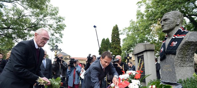 Ivan Bican  pokládá květiny na hrob svého otce, kterého FAČR uvedla do Síně slávy