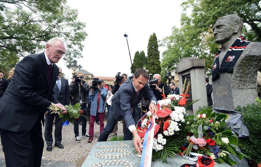 Ivan Bican  pokládá květiny na hrob svého otce, kterého FAČR uvedla do Síně slávy