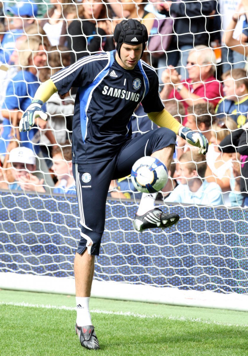 Petr Čech předvádí, že to umí nejen s míčem v rukou