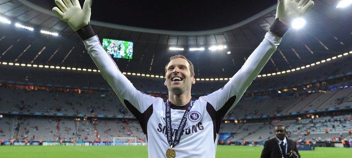 Radost Petra Čecha po triumfu v Lize mistrů v roce 2012 s londýnskou Chelsea
