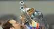 Petr Čech s pohárem pro vítěze Ligy mistrů, který vybojoval s Chelsea v roce 2012, když se svými spoluhráči vyhrál nad Bayernem Mnichov po penaltovém rozstřelu 2:1