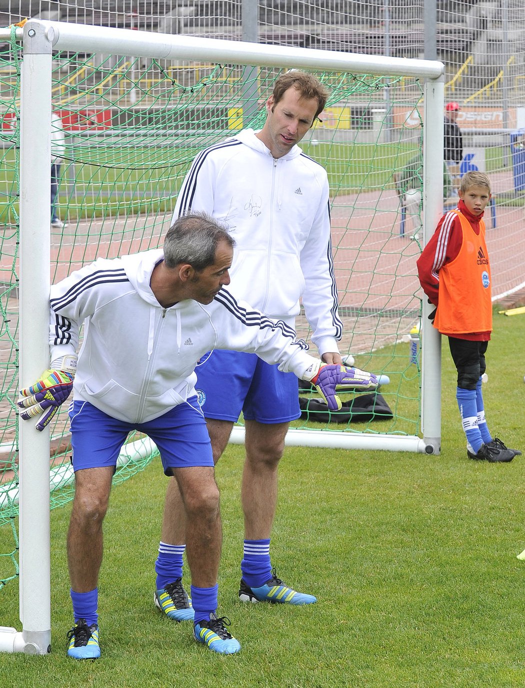 Petr Čech sleduje výklad Christopha Lollichona, kterého dovezl do Česka na svou brankářskou školu